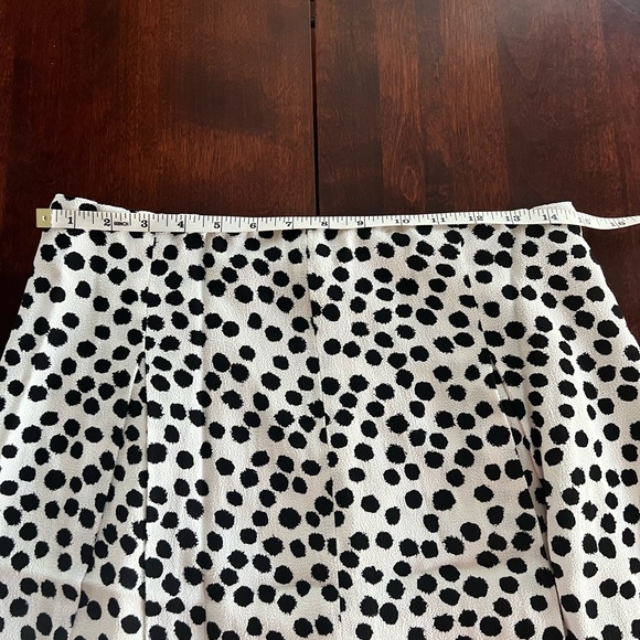 White with black dots mini skirt. - Picture 6 of 7
